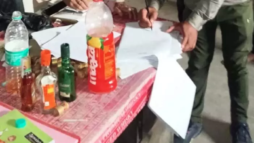 CG : दारू में पानी मिलाते पकड़े गए शराब दुकान के कर्मचारी, आबकारी अधिकारी हुए हैरान …