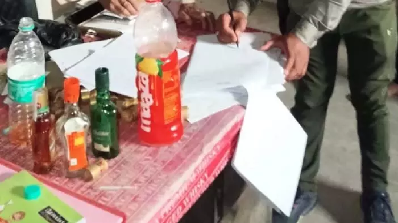 CG : दारू में पानी मिलाते पकड़े गए शराब दुकान के कर्मचारी, आबकारी अधिकारी हुए हैरान …
