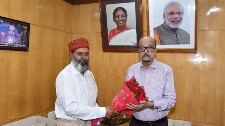 CG : उच्च शिक्षा के समग्र विकास पर राज्यपाल डेका व आचार्य बाजपेयी के बीच चर्चा …