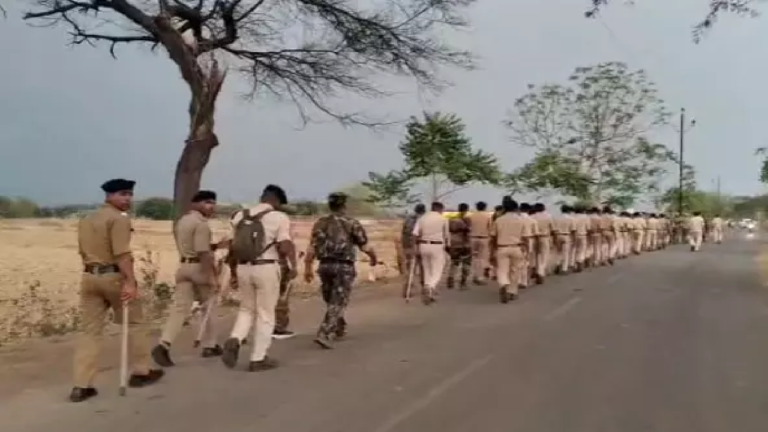 CG : पुलिस ने निकाला फ्लैग मार्च, असामाजिक तत्वों को दी कड़ी चेतावनी …