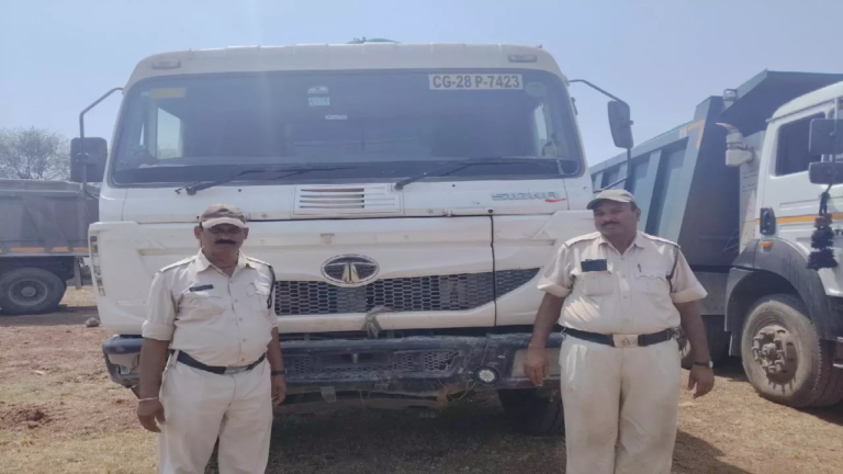 CG : रेत और चूनापत्थर से भरे 3 हाईवा जब्त, प्रशासन की सख्त कार्रवाई …