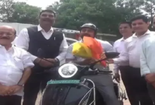 CG : कोरबा कमिश्नर ई-बाइक से पहुंचे जोन कार्यालय, ईंधन बचत का दिया संदेश …