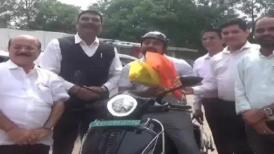 CG : कोरबा कमिश्नर ई-बाइक से पहुंचे जोन कार्यालय, ईंधन बचत का दिया संदेश …