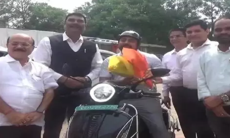CG : कोरबा कमिश्नर ई-बाइक से पहुंचे जोन कार्यालय, ईंधन बचत का दिया संदेश …