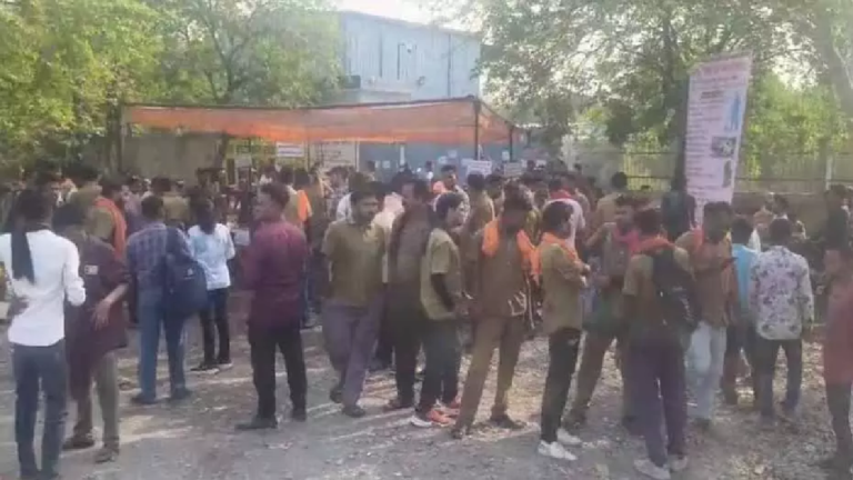 CG : हड़ताल कर रहे सफाई कर्मचारियों ने लाठीचार्ज करने का लगाया आरोप …