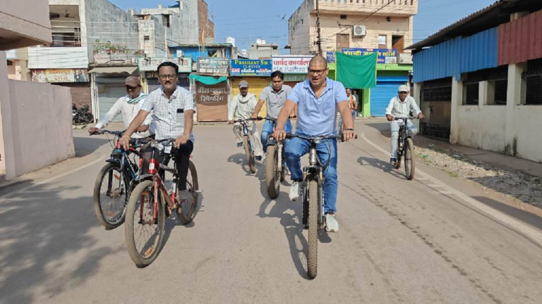 CG : निगम आयुक्त ने साइकिल से किया वैशाली नगर का निरीक्षण, व्यवस्थाओं का लिया जायजा …