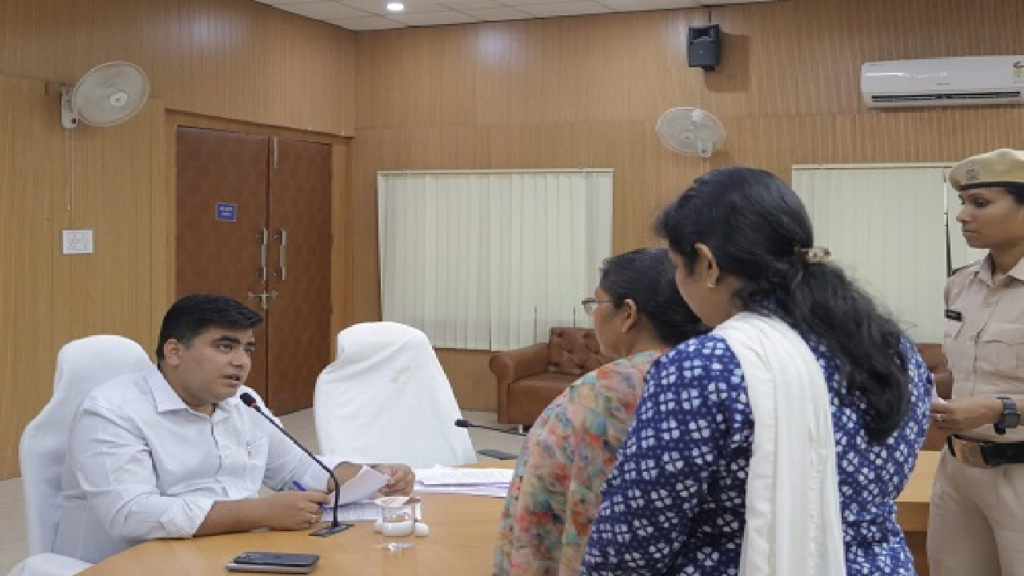 CG : जनदर्शन में कलेक्टर ने सुनी आमजनों की समस्याएं, त्वरित निराकरण के दिए निर्देश …