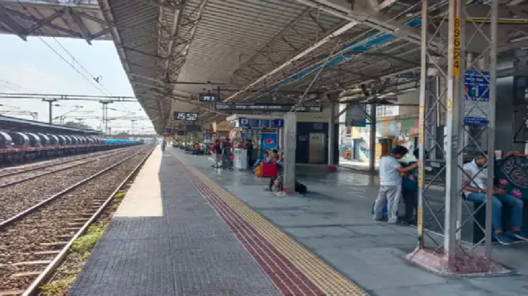राजनांदगांव : ट्रेनों की लेटलतीफी के कारण यात्री हुए हलाकान, लंबी दूरी वाले परेशान…