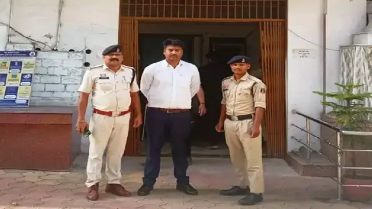 CG : फर्जी ओएसडी गिरफ्तार, क्रिकेट मैच के दौरान दिखाया था धौंस …