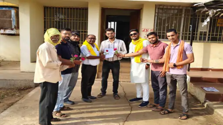 राजनांदगांव : पेयजल आपूर्ति के समय बिजली बहाल रखें अफसरों को गुलाब भेंटकर रखी अपनी मांग …