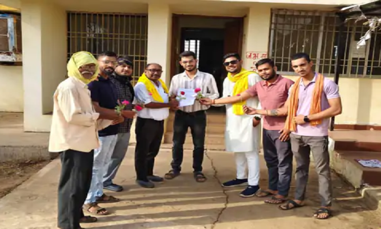 राजनांदगांव : पेयजल आपूर्ति के समय बिजली बहाल रखें अफसरों को गुलाब भेंटकर रखी अपनी मांग …