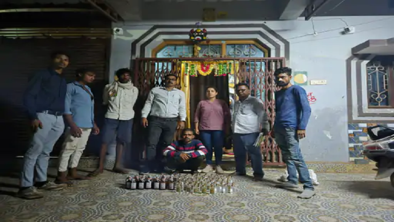 राजनांदगांव : 11.7 लीटर अवैध शराब बरामद एक आरोपी को गिरफ्तार किए …