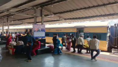 राजनांदगांव : लंबी दूरी की एक्सप्रेस ट्रेनों के देरी से पहुंचने से यात्री हो रहे हैं परेशान …