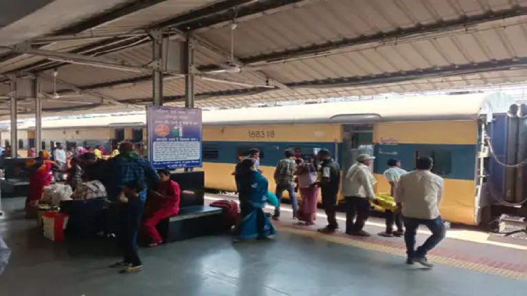 राजनांदगांव : लंबी दूरी की एक्सप्रेस ट्रेनों के देरी से पहुंचने से यात्री हो रहे हैं परेशान …