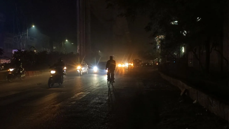 राजनांदगांव : शहर की कई सड़कों पर अंधेरा होने की वजह से हादसे का खतरा बढ़ा…