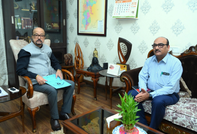 CG : ’राज्यपाल रमेन डेका से मुख्य सचिव ने सौजन्य भेंट की’