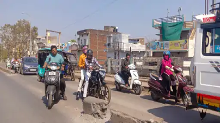 राजनांदगांव : ओवरब्रिज पर चबूतरा क्षतिग्रस्त, मटेरियल फैला…