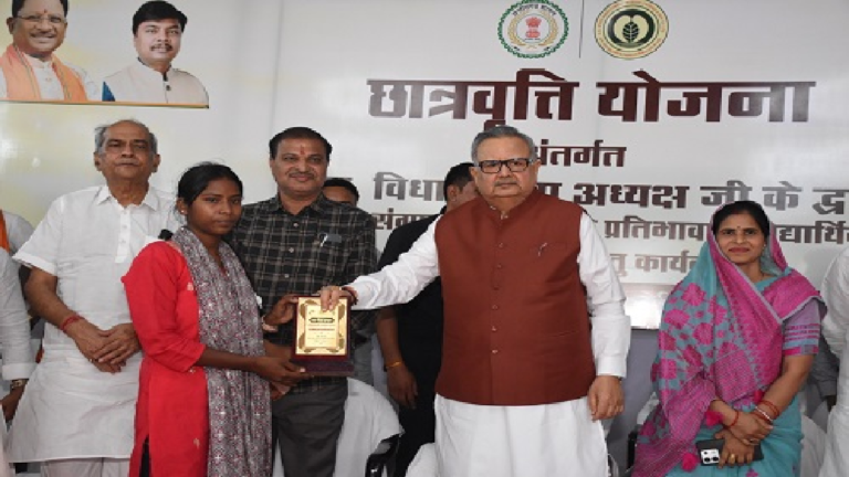 राजनांदगांव : दूरस्थ वनांचल क्षेत्र के बच्चों की नैसर्गिक क्षमता, प्रतिभा एवं आत्मविश्वास हो रहा अभिव्यक्त : डॉ. रमन सिंह…