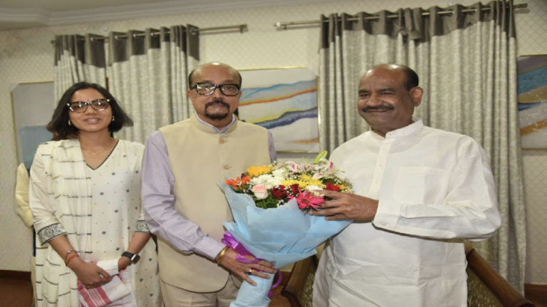 CG : राज्यपाल रमेन डेका ने किया लोकसभा अध्यक्ष बिड़ला का आत्मीय स्वागत