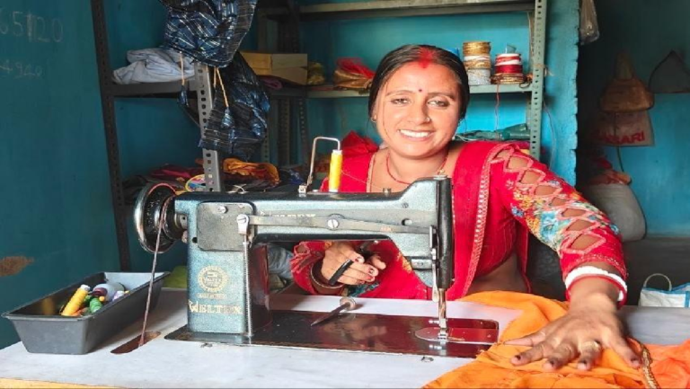 CG : सुई-धागे से बदली तकदीर : विशाखा मंडल बनीं आत्मनिर्भरता की मिसाल