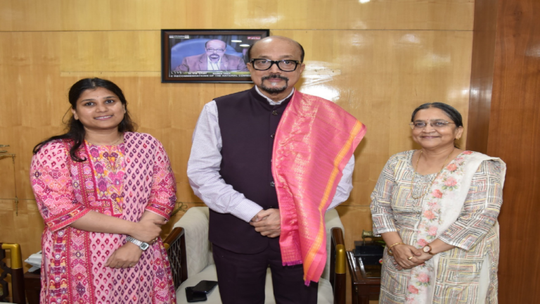 CG : राज्यपाल डेका से सुप्रीम कोर्ट में छत्तीसगढ़ की स्टैंडिंग काउंसिल जैन ने की सौजन्य भेंट