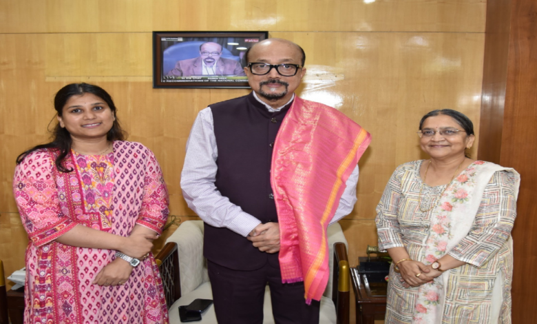 CG : राज्यपाल डेका से सुप्रीम कोर्ट में छत्तीसगढ़ की स्टैंडिंग काउंसिल जैन ने की सौजन्य भेंट