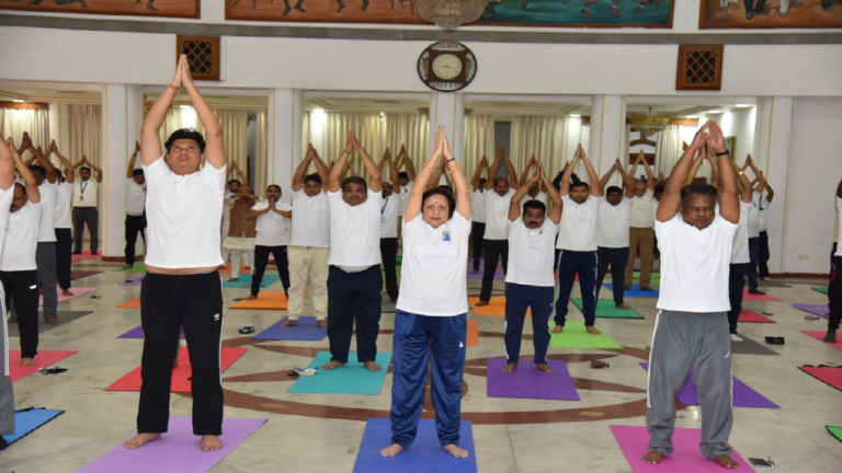 CG : अंतर्राष्ट्रीय योग दिवस पर लोकभवन में किया गया योगाभ्यास