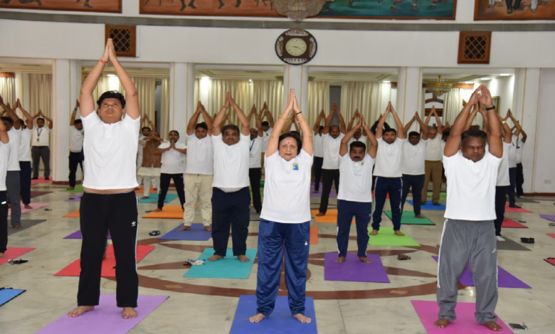 CG : अंतर्राष्ट्रीय योग दिवस पर लोकभवन में किया गया योगाभ्यास