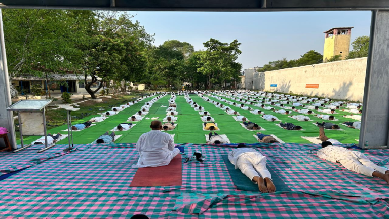 CG : ’छत्तीसगढ़ प्रदेश की 33 जेलों में हज़ारों कैदियों द्वारा हर्षाेल्लास से अंतर्राष्ट्रीय योग दिवस मनाया गया’