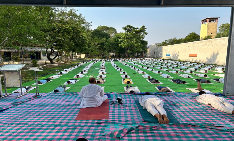 CG : ’छत्तीसगढ़ प्रदेश की 33 जेलों में हज़ारों कैदियों द्वारा हर्षाेल्लास से अंतर्राष्ट्रीय योग दिवस मनाया गया’