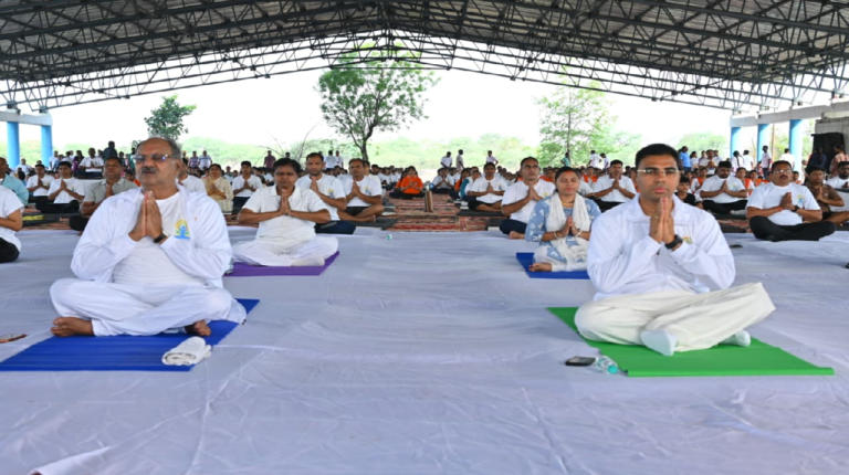 CG : अंतर्राष्ट्रीय योग दिवस 2026 : योग शारीरिक और मानसिक स्वास्थ्य का सशक्त माध्यम-सांसद बृजमोहन अग्रवाल