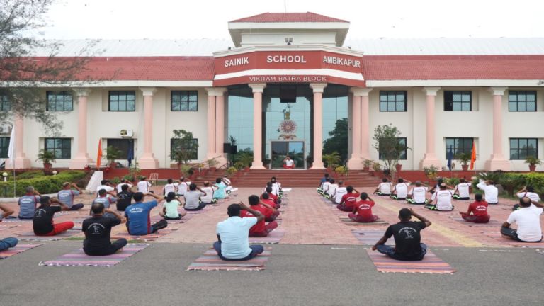 CG : सैनिक स्कूल अंबिकापुर में उत्साहपूर्वक मनाया गया अंतर्राष्ट्रीय योग दिवस