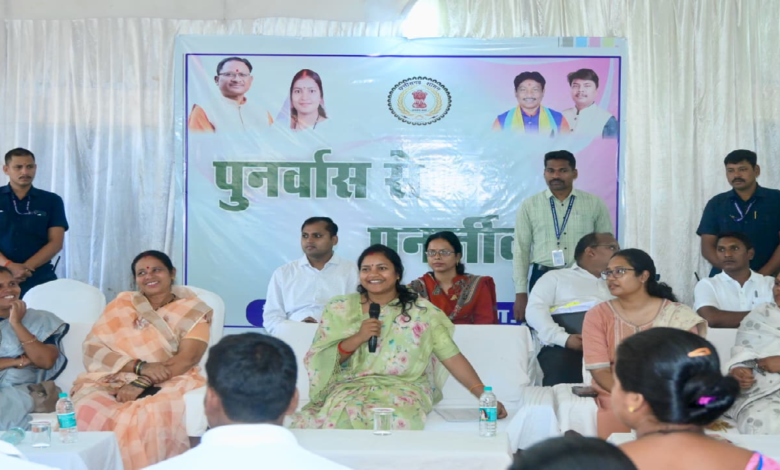 CG : हिंसा से विकास की ओर : आत्मसमर्पित महिलाओं के बीच पहुंचीं मंत्री लक्ष्मी राजवाड़े, पुनर्वास नीति को बताया नई जिंदगी की राह