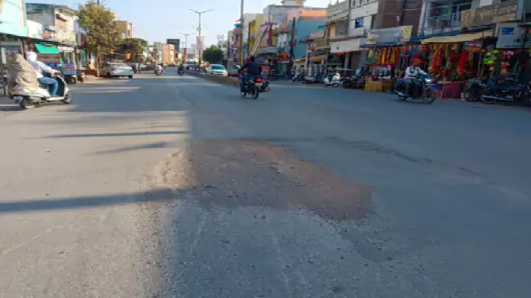 राजनांदगांव : वाहनों का दबाव पड़ने के कारण शहर में अब गहरे होते जा रहे गड्ढे…