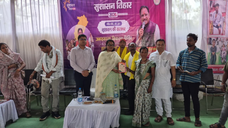मोहला : सुशासन तिहार 2026 : जनसमस्या निवारण शिविर में मोटराइज्ड ट्राईसाइकिल पाकर दिव्यांग पुनीत राम के चेहरे पर खिली मुस्कान