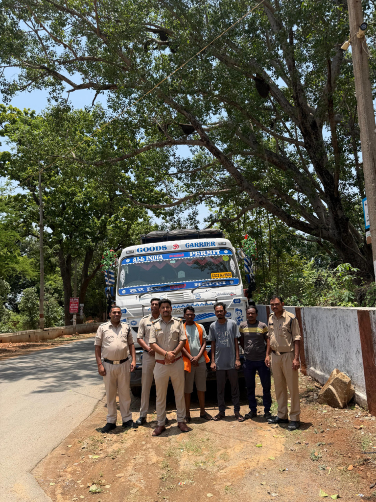 CG : अवैध खनिज परिवहन पर बड़ी कार्रवाई: बिना अभिवहन पास चूना पत्थर गिट्टी से भरे 3 ट्रेलर जब्त