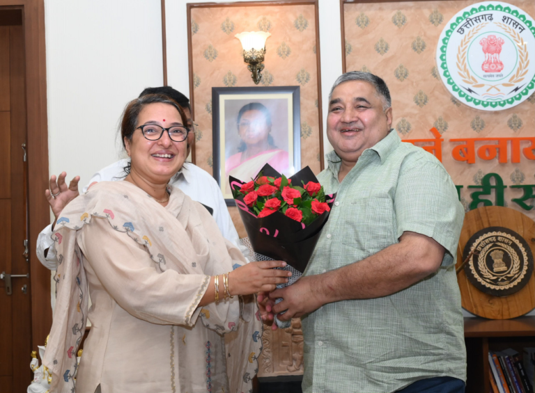 CG : सिंधी अकादमी की अध्यक्ष सुषमा जेठानी ने मंत्री राजेश अग्रवाल से की सौजन्य मुलाकात