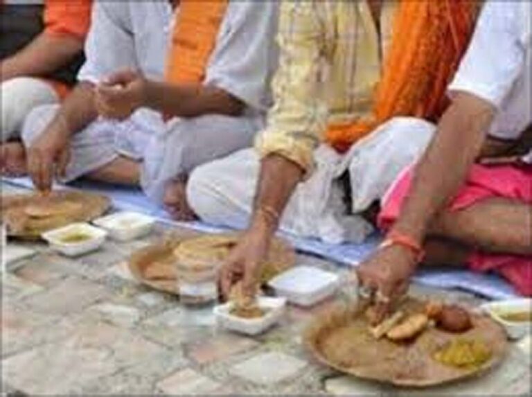 भोजन परंपरा को लेकर बड़ा विवाद, 43 परिवारों पर बहिष्कार और राशन-पानी तक रोक के आरोप