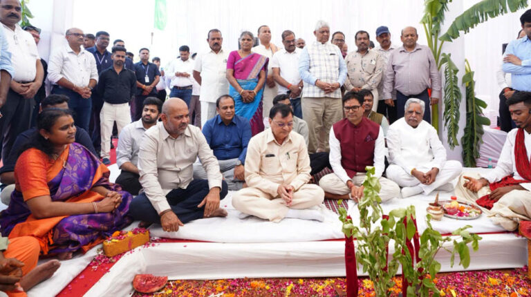 छत्तीसगढ़ में औद्योगिक विकास को बढ़ावा, मंत्रियों ने गारमेंट यूनिट की रखी आधारशिला