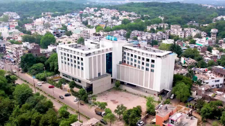 MRP से ज्यादा वसूली पर बड़ा फैसला, भोपाल के होटल रेडिसन को ग्राहक को लौटाने होंगे ₹8,000