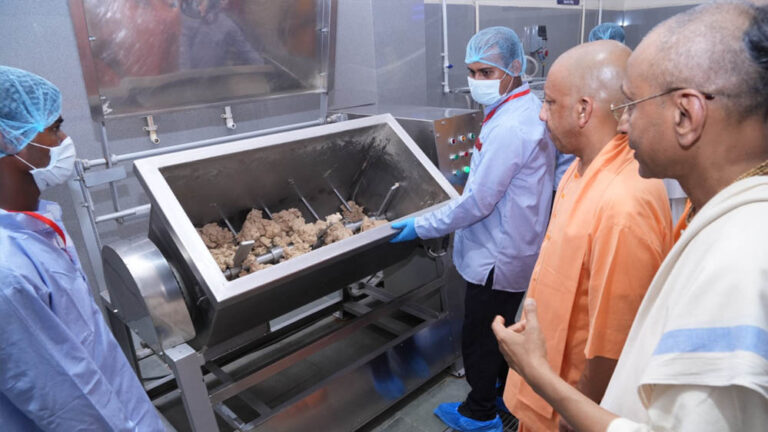 नए सत्र में गोरखपुर के एक लाख स्कूली बच्चों को मिलेगा गुणवत्तापूर्ण गर्मागर्म भोजन : सीएम योगी