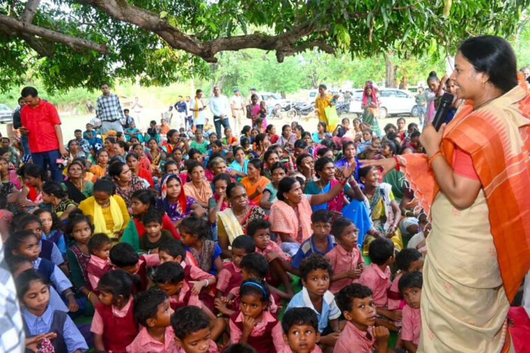 बस्तर के विकास को नई रफ्तार, जगरगुंडा पहुंचने वाली पहली महिला मंत्री बनीं लक्ष्मी राजवाड़े