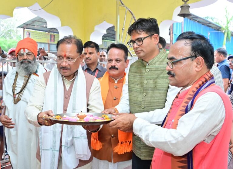 मुख्यमंत्री श्री साय ने भिखमपुरा के पंचमुखी सिद्ध हनुमान मंदिर में की पूजा-अर्चना