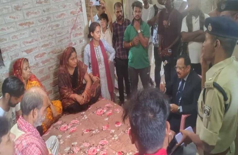 भोजपुर में भरत तिवारी की मां से मिले जांच आयोग अध्यक्ष, कहा- ‘आपके दर्द को महसूस करता हूं’