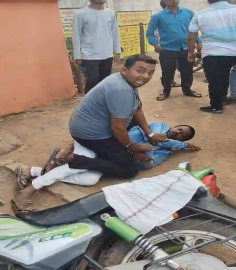 पंचायत बैठक में हंगामा, उपसरपंच से मारपीट का आरोप; सरपंच पुत्र समेत कई लोग घिरे