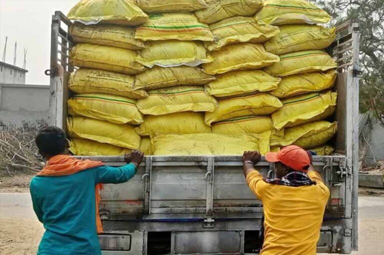 3 लाख से अधिक की अवैध खाद जब्त, मिनी ट्रक समेत पुलिस ने की बड़ी कार्रवाई