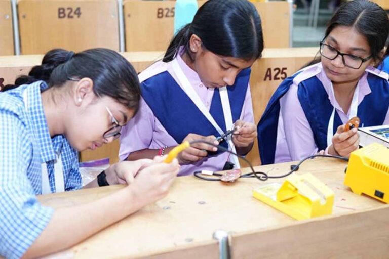 अब बस्तर से निकलेगी चिप टेक्नोलॉजी की नई प्रतिभा, 30 मेधावी छात्रों को IIT मद्रास में मिलेगा प्रशिक्षण