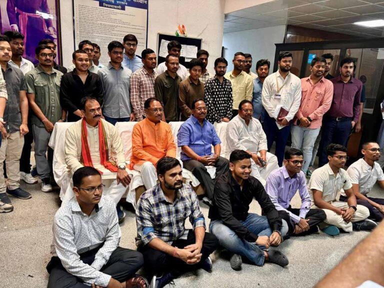 CM साय ने UPSC प्रीलिम्स क्वालिफाई करने वाले ट्राइबल यूथ हॉस्टल के छात्रों का किया सम्मान