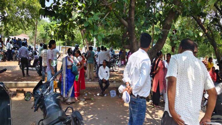 रायपुर में धर्मांतरण केस गरमाया, दो पास्टर अरेस्ट के बाद थाने में ईसाई समाज का प्रदर्शन