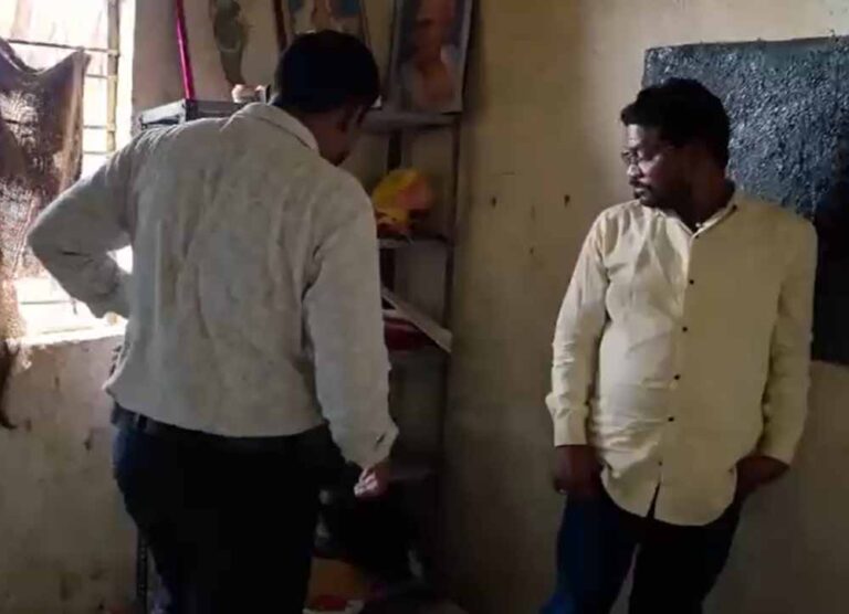 Chhattisgarh News: कवर्धा के सरकारी स्कूल में शराब पीते पकड़ा गया शिक्षक, DEO ने कार्रवाई का दिया भरोसा
